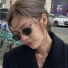 Retro Arc de Triomphe oval-framed metal sunglasses, trendy fashion show and street style versatile sunglasses, sun protection and shade glasses Application Scenario